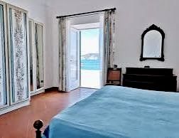 Camera da letto vista mare